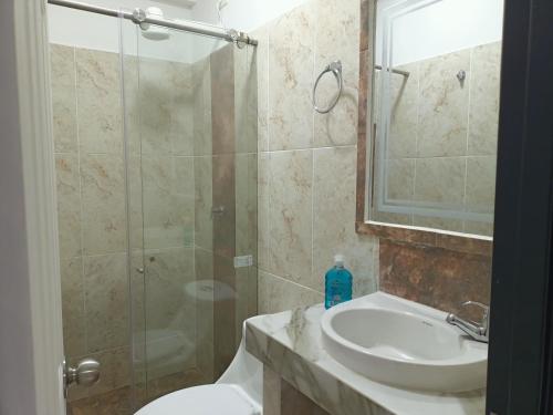 een badkamer met een douche, een wastafel en een toilet bij El mejor en Cali Espectacular apto 3A zona sur in Cali