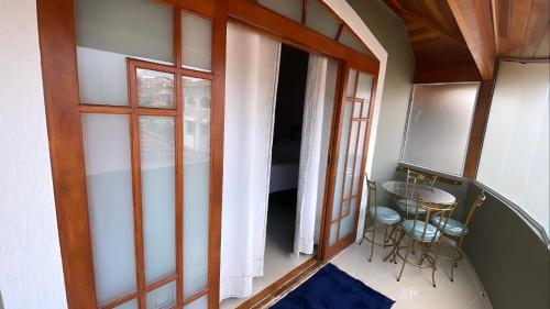 a balcony with a table and chairs in a room at Espaço Nobre in Cunha