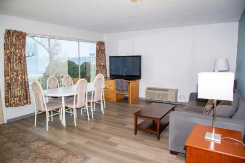 a living room with a couch and a table and chairs at Spanish Villa Resort in Penticton