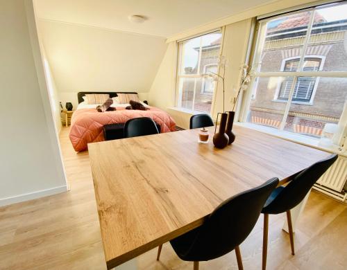 登堡的住宿－The island life Texel，一间带桌子和床的房间以及一间卧室