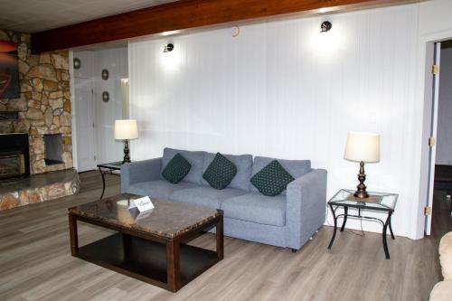 a living room with a couch and a table at Spanish Villa Resort in Penticton