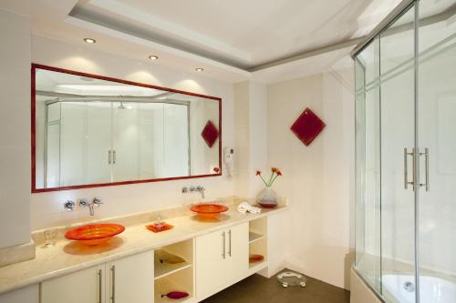 baño con 2 lavabos y espejo grande en Ikala Quito Hotel, en Quito