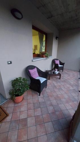 a living room with two chairs and a table at B&B La Rosa Celtica in Capo di Ponte
