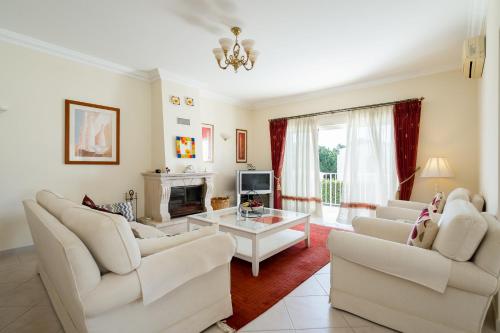 Villa White Cottage by SAPvillas