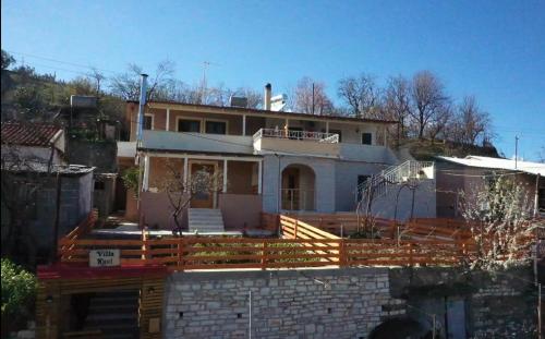 een huis met een hek ervoor bij Villa Kuci, Drobonik Berat in Berat