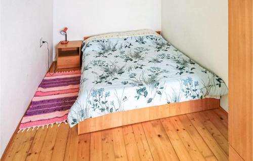 una piccola camera con letto e pavimento in legno di Cozy Home In Olib With Kitchen a Olib (Ulbo)