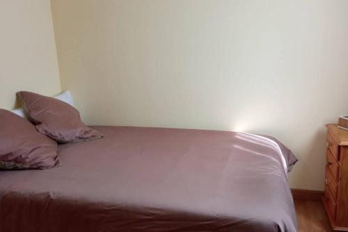 Un pat sau paturi într-o cameră la A Casa dos Avós. Ourense