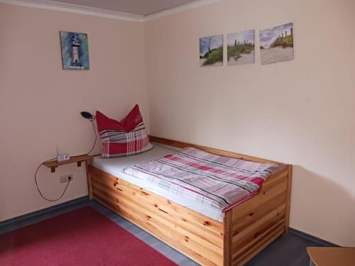 1 dormitorio con cama de madera en una habitación en Ferienwohnung Lücking im Westerwald, en Flammersfeld