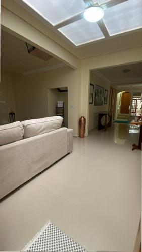 a living room with a couch and a ceiling at Espaço Nobre in Cunha