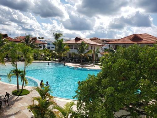 una grande piscina in un resort con palme di Residencial Paraiso Bayahibe a Bayahibe