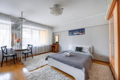 1 dormitorio con 1 cama y comedor con mesa en На проспекте Ленина en Almaty