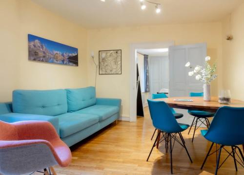 un salon avec un canapé bleu et une table dans l'établissement Filaterie vieille ville romantique, à Annecy