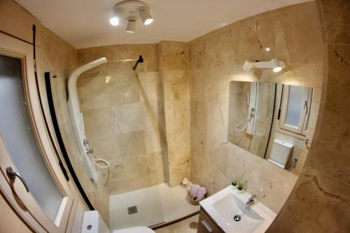 y baño con aseo, lavabo y ducha. en cervantes apartment, en Málaga
