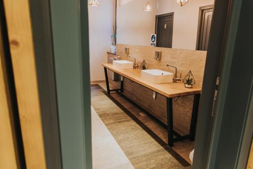 a bathroom with two sinks and a large mirror at Pensiunea Antia in Durău