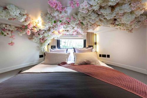 a bedroom with a bed with flowers on the ceiling at The Vätten Hüs A Luxury/VIP boat in Manchester