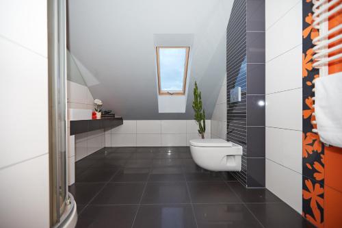 łazienka z toaletą i umywalką w obiekcie APARTAMENTY NAD ŁOMNICZKĄ-MALACHIT w mieście Karpacz