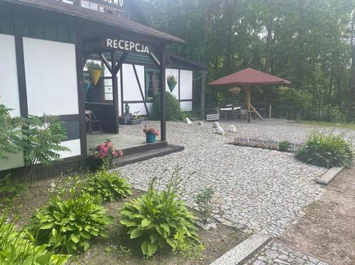 un edificio con un pabellón con aves sentadas fuera de él en Cezar Dom Wczasowy, en Ruciane-Nida