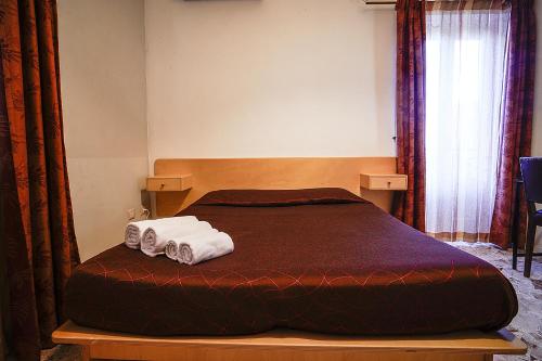 a bedroom with a bed with two towels on it at Casa Lerux in Agrigento