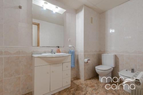 Et badeværelse på Casa Bernat by MarCalma