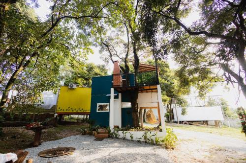 a small house with a balcony in a yard at Minicasa Brasileira in Sorocaba