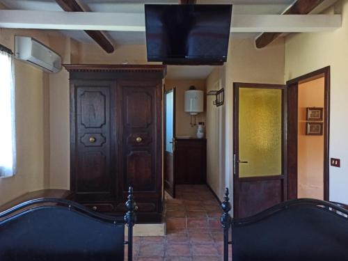 聖彼得羅泰爾梅堡的住宿－Il Baiocchino，一间卧室配有一张床和一台平面电视