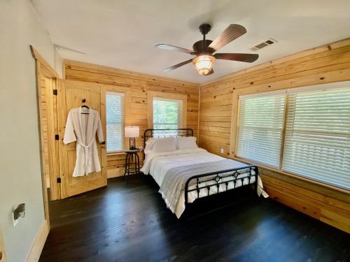 um quarto com uma cama e uma ventoinha de tecto em Cabin at Chitt's Creek em Emory