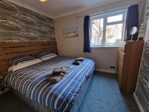 sypialnia z łóżkiem z dwoma ręcznikami w obiekcie Cromer Crab Shack w mieście Cromer