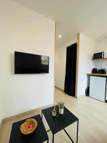 - un salon avec une table et une pizza dans l'établissement Studio cosy à Arcachon pour 2 personnes, à Arcachon