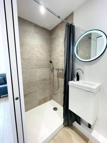 une salle de bain avec une douche, un lavabo et un miroir dans l'établissement Studio cosy à Arcachon pour 2 personnes, à Arcachon