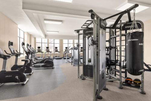 a gym with cardio equipment and treadmills at Courtyard Republic Airport Long Island/Farmingdale in Farmingdale