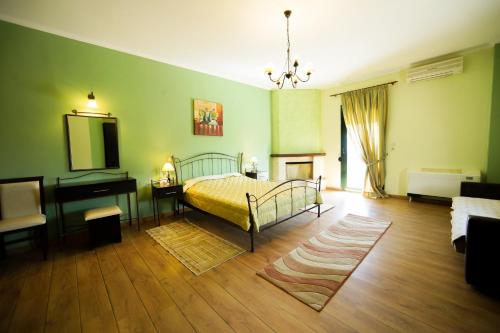 sypialnia z łóżkiem, stołem i lustrem w obiekcie Hotel Agnanti Unique Hospitality w mieście Kastoria