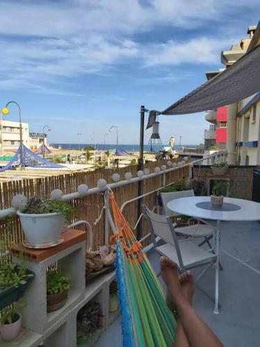 - un hamac sur le balcon dans l'établissement T2 cosy à la plage, terrasse vue sur mer et parking privatif, à Narbonne