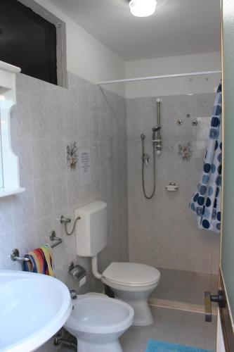 uma casa de banho com um WC, um lavatório e um chuveiro em Casa Vacanze Nonna Franca em Càbras