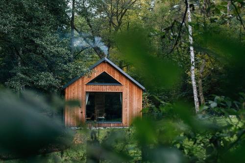 mały domek w środku lasu w obiekcie Chata Roklinka w mieście Benešov