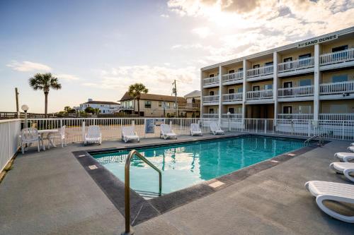 ein Pool vor einem Hotel in der Unterkunft The Sand Dunes in Kure Beach