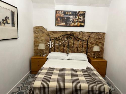 1 dormitorio con 1 cama, 2 mesitas de noche y 2 lámparas en Costa Brava Apartments, en Palafrugell