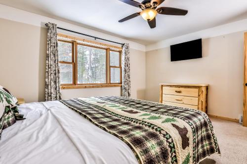 um quarto com uma cama e uma ventoinha de tecto em Echo Lodge em Mercer