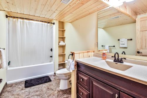 uma casa de banho com um lavatório, um chuveiro e um WC. em Echo Lodge em Mercer