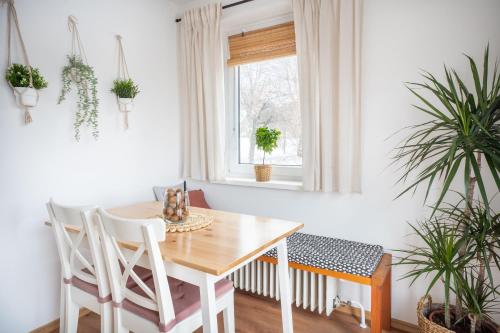 ein Esszimmer mit einem Tisch, Stühlen und Pflanzen in der Unterkunft Hygge House Bled in Bled