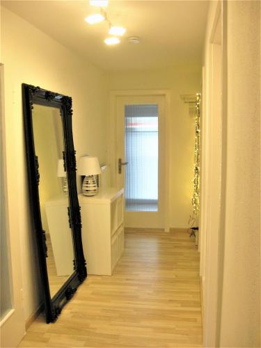 a mirror in a hallway with a room at komf.Ferienwohnung Elisabeth (1.Stock) in Weilheim, m.Garten, zwischen München u. Garmisch-P. in Weilheim in Oberbayern