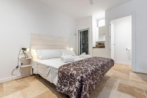 a bedroom with a large bed in a room at Loft Planta Baja en Barri Port Maritim in Tarragona