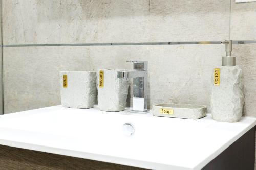 eine weiße Badezimmertheke mit einem Haufen Toilettenpapier in der Unterkunft 317-3D I NEW Modern 1BR W&D Walk to Central Park in New York