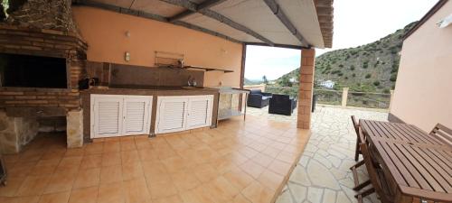 une cuisine avec des placards blancs et une vue sur la montagne. dans l'établissement Casa Vivi, à Vallehermoso