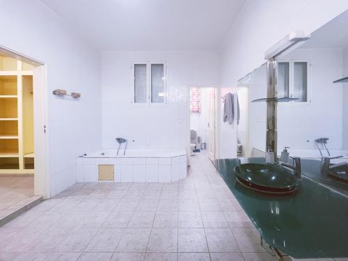 ein Badezimmer mit einem grünen Waschbecken und einer Badewanne in der Unterkunft Appartement 3 chambres Mamelles in Dakar