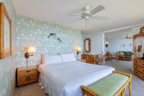 ein Schlafzimmer mit einem großen Bett und ein Wohnzimmer in der Unterkunft Paki Maui Condos in Honokowai