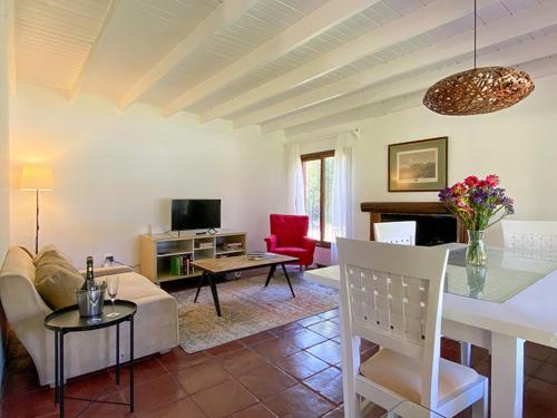 a living room with a couch and a table at Calera de Tango Chena Magica in Maipú