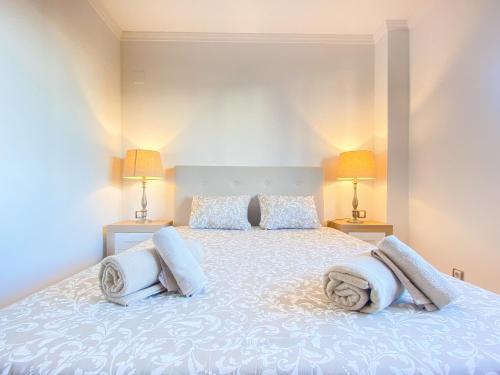 A bed or beds in a room at Great Location, Estepona Town