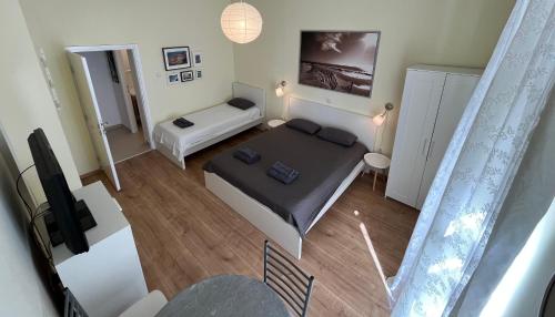 Habitación pequeña con cama y TV. en Apartment Check in en Pula