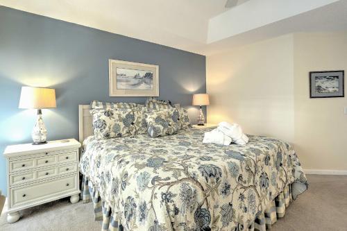 - une chambre avec un lit, une commode blanche et des lampes dans l'établissement Quaint Hilton Head Villa with Pool and Hot Tub Access!, à Île de Hilton-Head