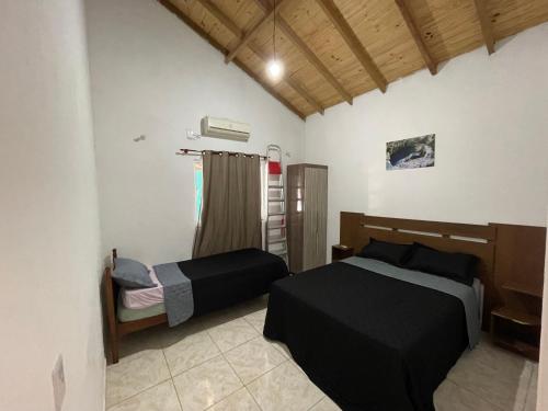 1 dormitorio con 2 camas y ventana en Casa grande com Piscina e Churrasqueira en Bonito